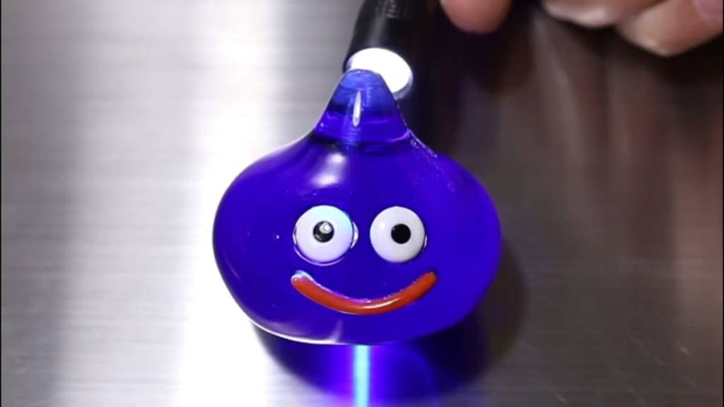 完成した水晶製のスライムに光を当てる