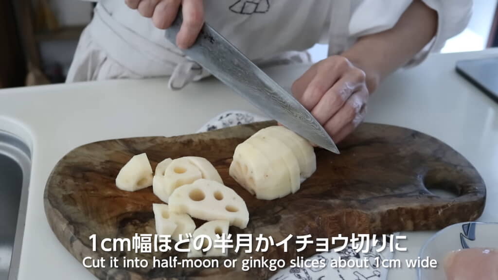 れんこんをひと口サイズにカット