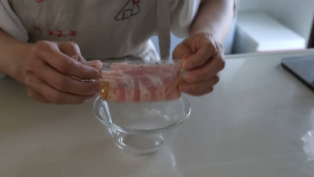 ラップを折りたたんで電子レンジへ