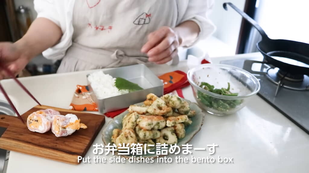 お弁当箱に詰めていく