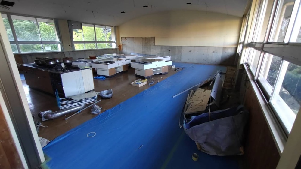 廃校になった小学校を改修工事する様子