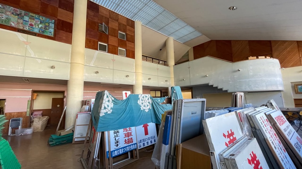 警察や実行委員会の看板が大量に保管されているホール