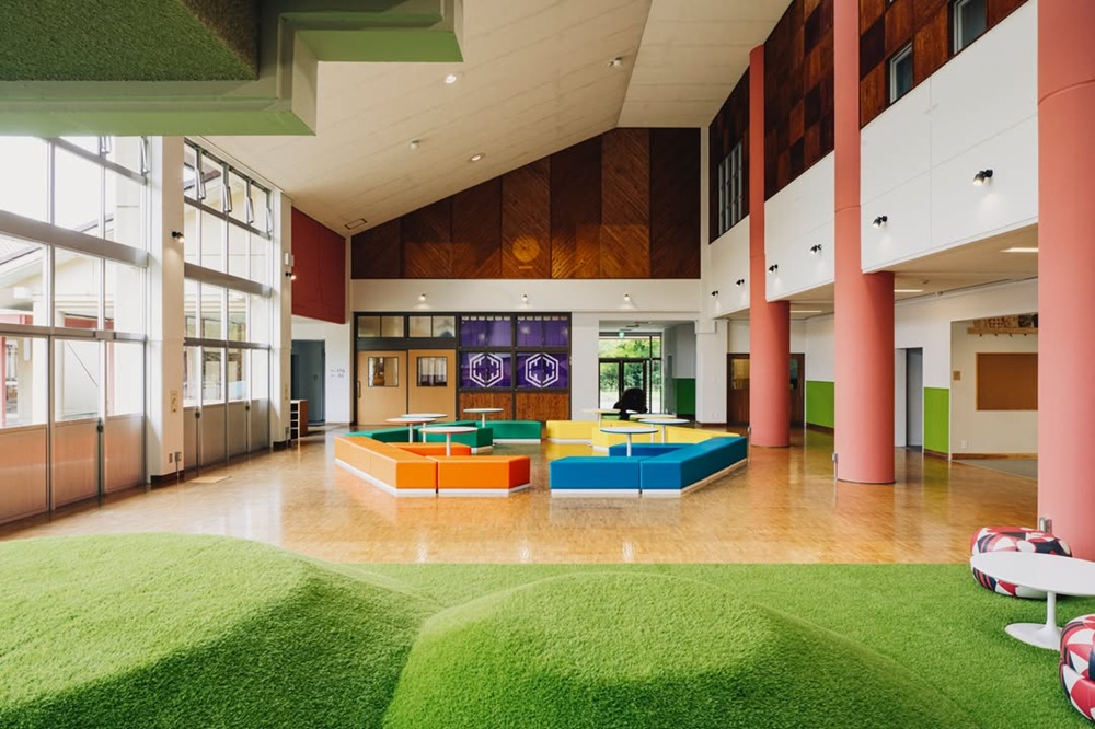 改修されて触れ合いの場となったホール