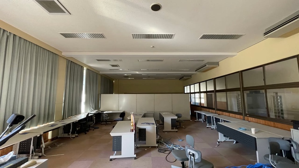 長机やイスが残っているフロア