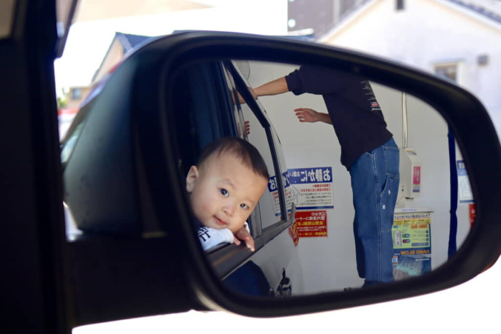 サイドミラー越しに次男くん！