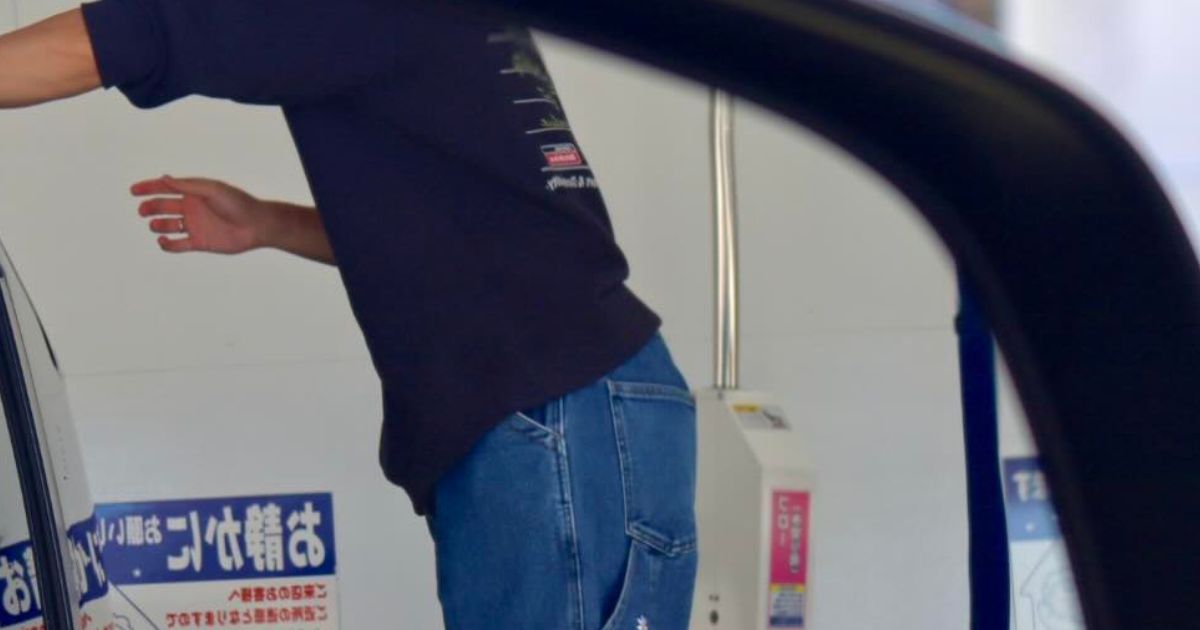 洗車に出かけた家族、パパの姿をふと見ると……ママ「カメラ持っててよかった」→まさかの一枚に「サイドミラーに」「これは自宅に飾っておくやつー！」（1/3） | 育児 ねとらぼ