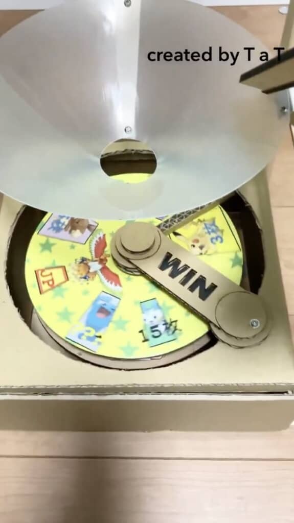 ゲームセンターによくあった“ポケモンのメダルゲーム”を段ボールで制作