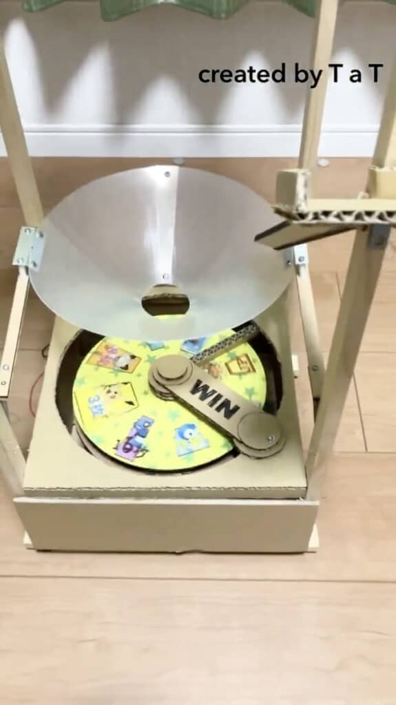 段ボール製ですが、ターンテーブルは本物さながらに回転しています