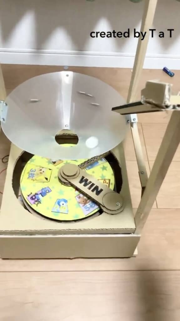 すり鉢状の入口を伝ってターンテーブルに落下