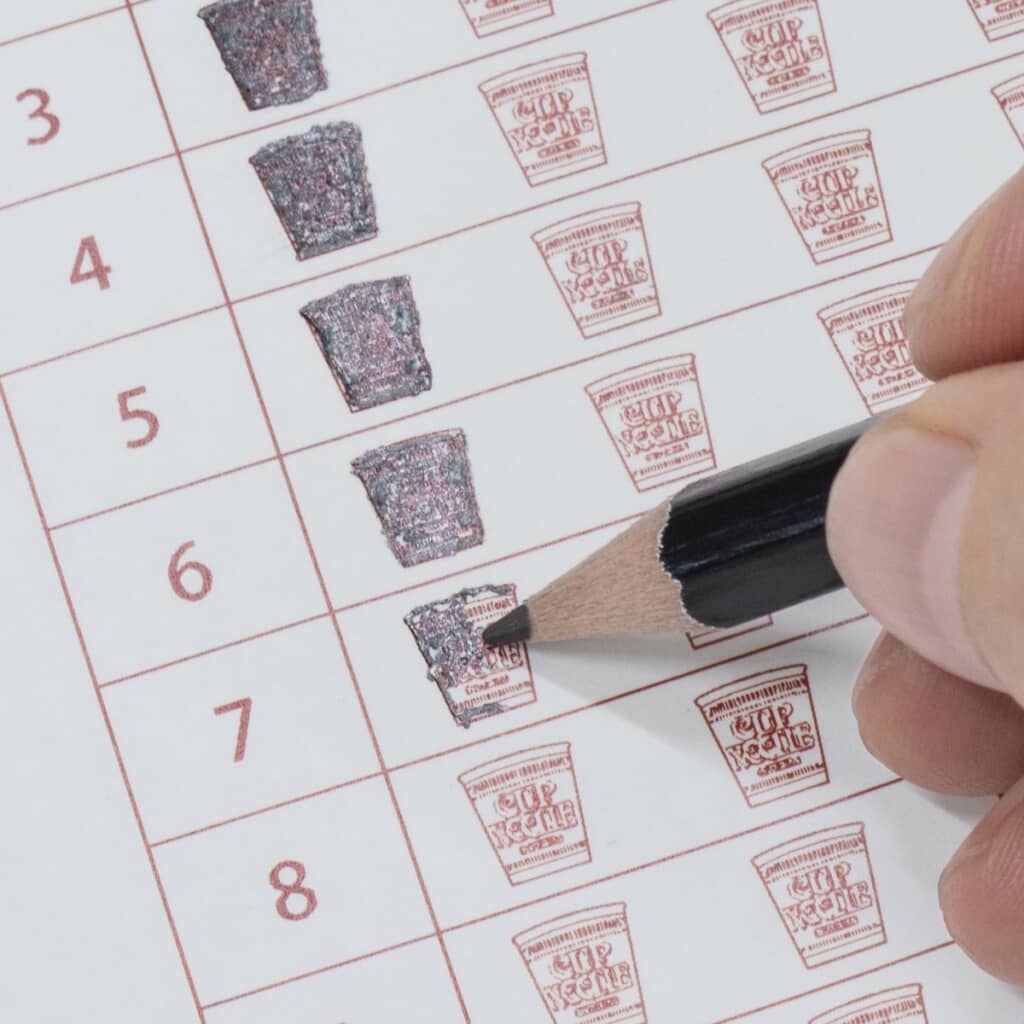 拡大するとカップヌードル。テストの時点で愛社精神すり込まれてたりして