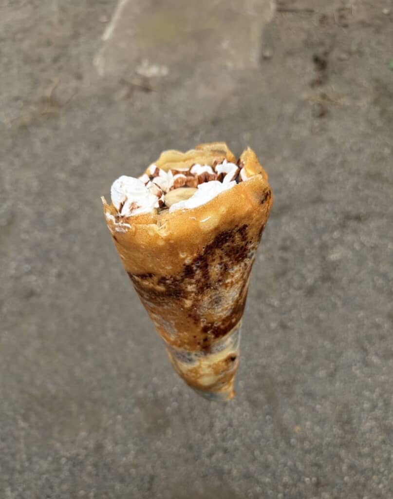 空中に浮かんでいるクレープ