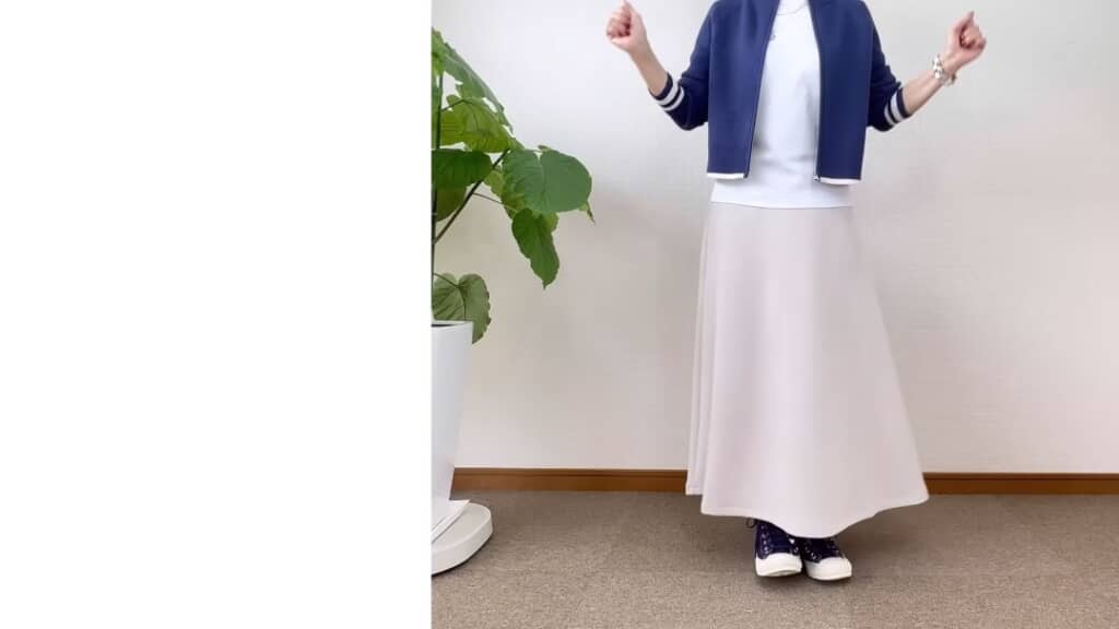 クロップドブルージャケット＋ホワイトフレアスカート