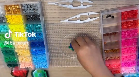 小2男子のアイロンビーズ作り