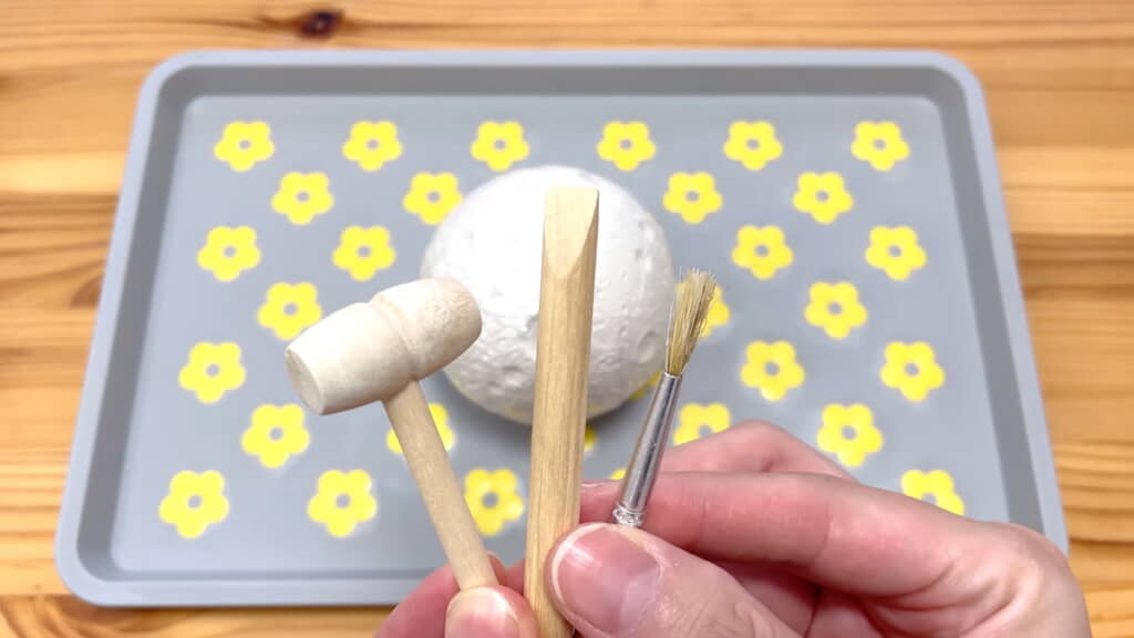 同梱の器具で“月”を掘っていく