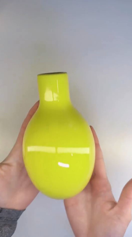 IKEAの黄色い花瓶