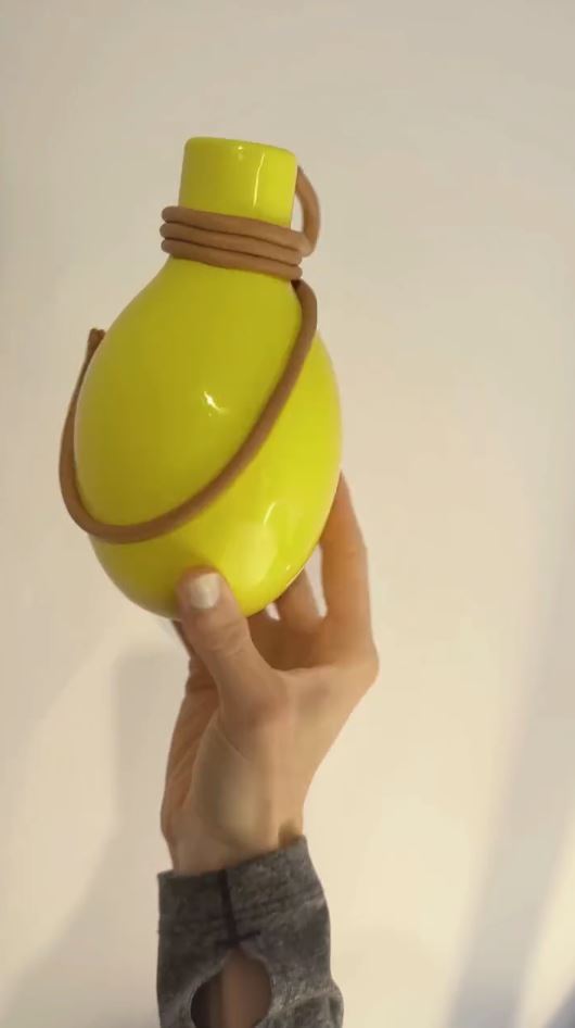 粘土をぐるぐると巻き付ける