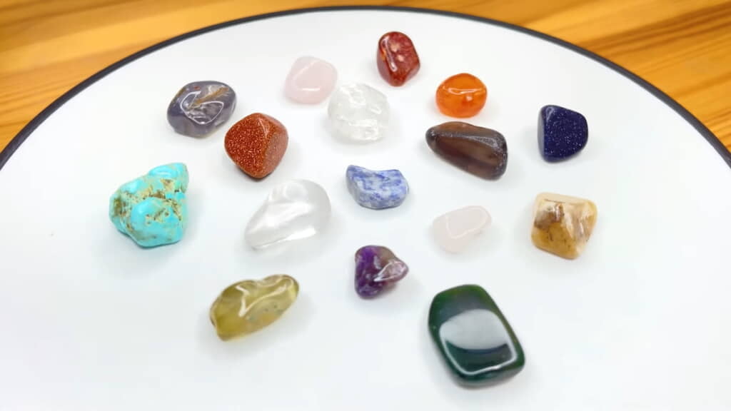 掘り出した石を並べてみた。めのうについては色付けしたものも含まれる