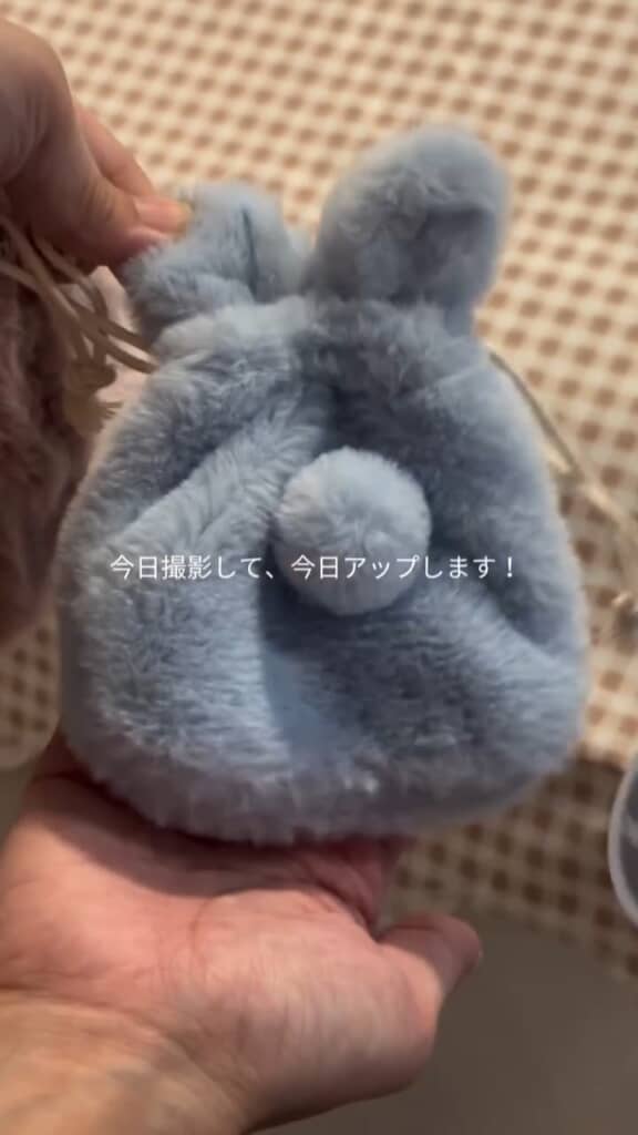 耳としっぽ付きのふわふわ巾着