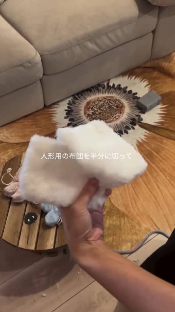 人形用の白い布団をカットして使用