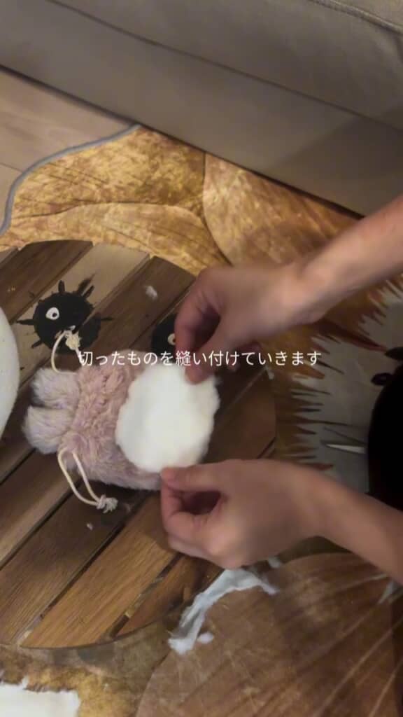 おなかの部分に布を縫い付ける