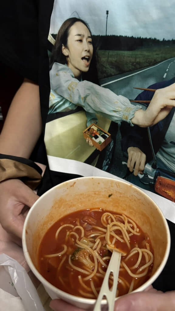 女性の腕のあたりにオレンジ色の点々が付いています