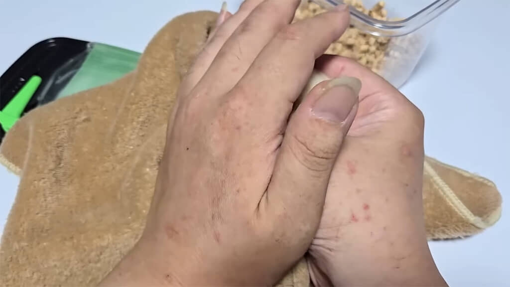 素手で包み込んで