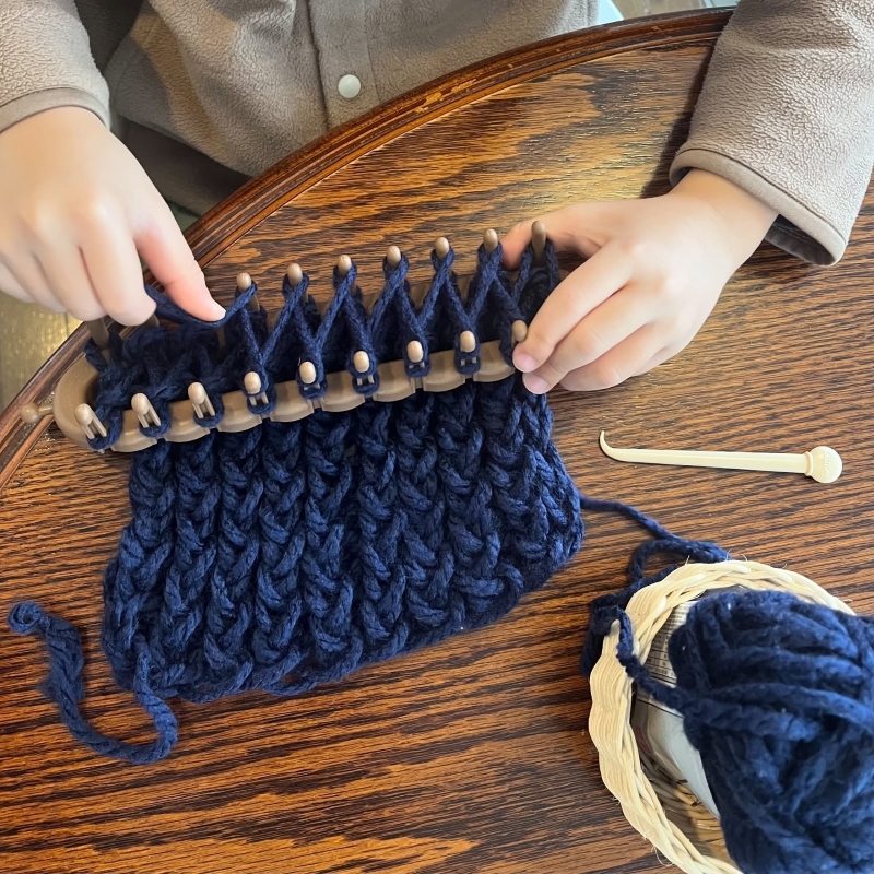 大きな網目でザクザク編む息子くん