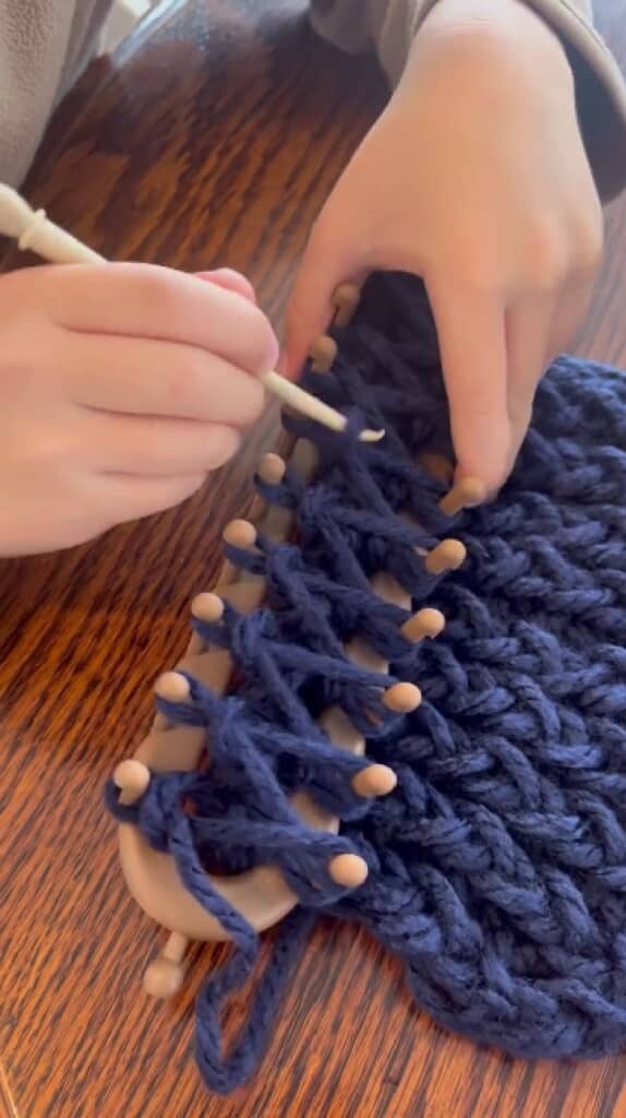 丁寧に毛糸をピンにかけていきます