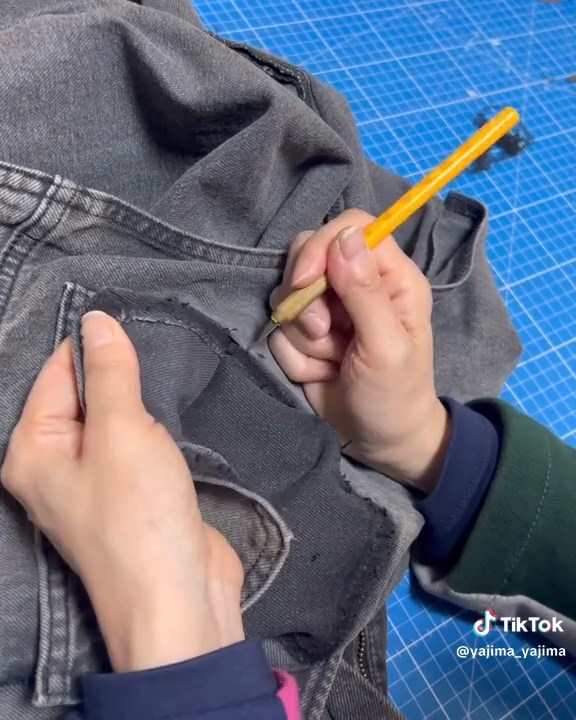 ポケットはデザインナイフで丁寧にカット