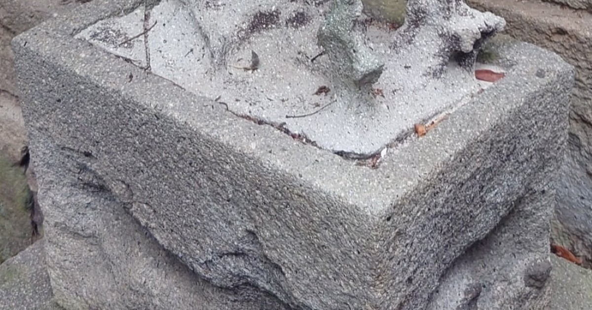 ある神社で目撃された「概念になりつつある狛犬」が450万表示　風化が進む様に「とても良いものを見た」「ボルゾイの狛犬なのかも」（1/2） | カルチャー・アート ねとらぼ