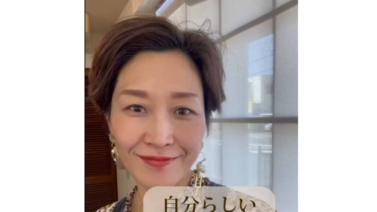 50歳で白髪染めをやめた女性→14カ月後……「うわぁ！」　“現在の髪”を楽しむ姿に「カッコいい！」「私もこうなりたい」（1/2） | 美容 ねとらぼ