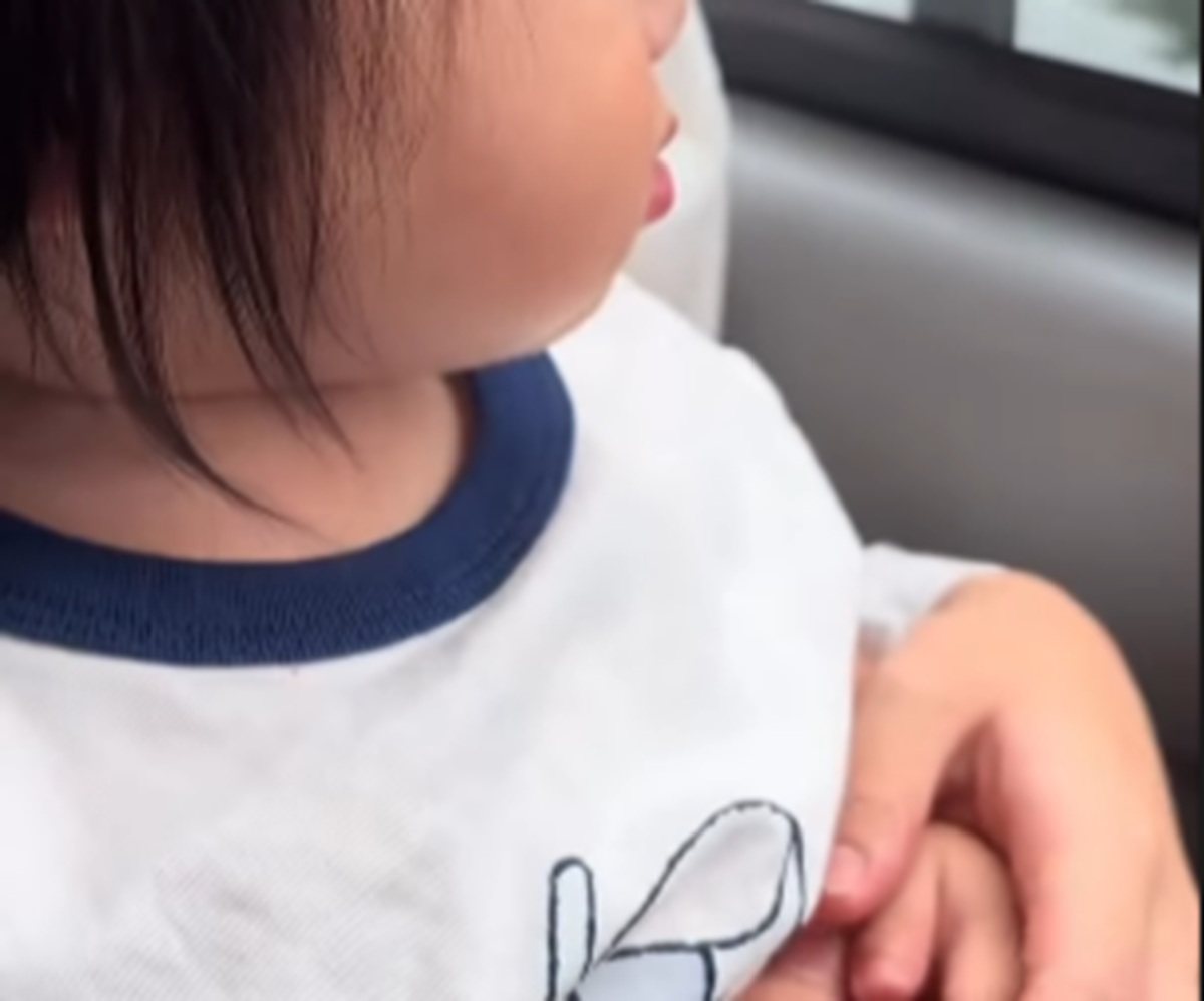 バスでぐずりそうな2歳娘→パパの手で5秒後…… 信じられない姿が170万再生「ちょ、」「どうなってんの笑」(1/3) | 教育・子育て ねとらぼ