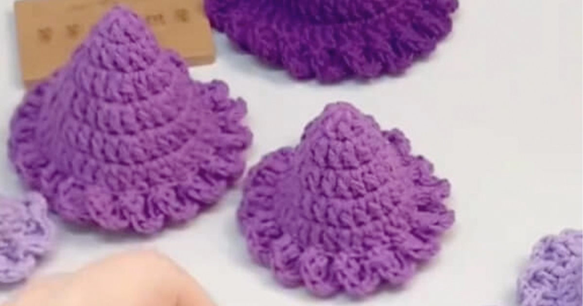 紫の毛糸で編んだ“とんがり帽子”を重ねていくと……　800万再生の“冬のアイテム”に「気分が上がる」「玄関に飾りたい」【海外】（1/2） | ハンドメイド ねとらぼ