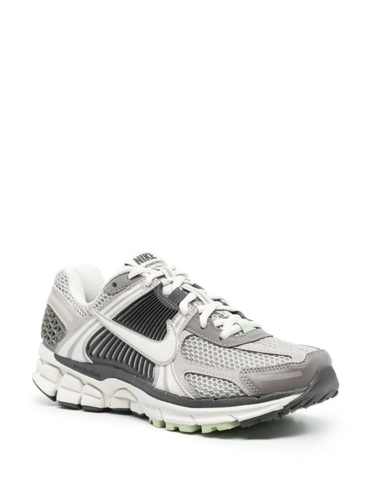 「Nike」のスニーカー「Zoom Vomero 5 "Cobblestone"」（画像出典：通販サイト「Farfetch」）