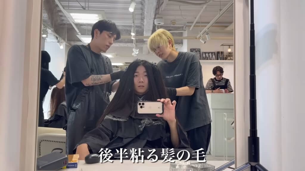 美容師2人がかりで薬液を塗っていく