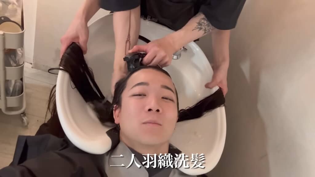 シャンプーも2人がかりで二人羽織のような格好に