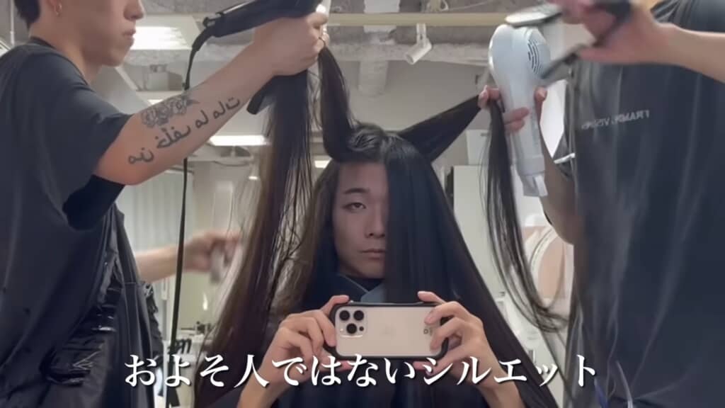 ドライヤー中のシルエットは人ではない生き物のよう