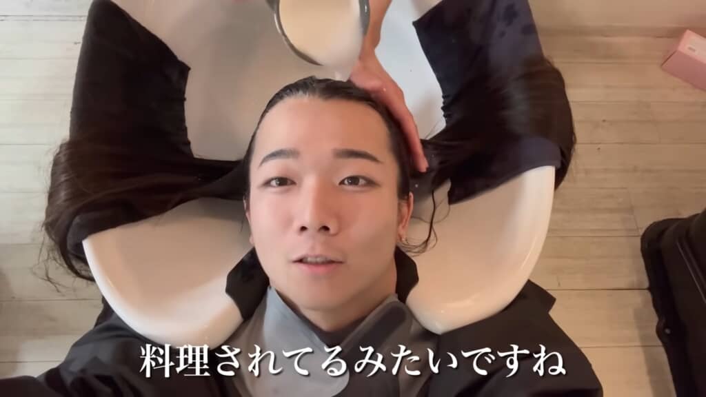 仕上げの液体を髪に回しかけていく