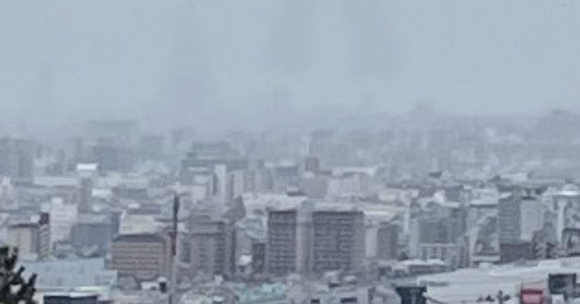 ある雨の日、大阪で「あべのハルカス」を眺めたら……「あれ？」　うっすら見える“とんでもない光景”に「目の錯覚かな」【CG】（1/2） | 写真 ねとらぼ
