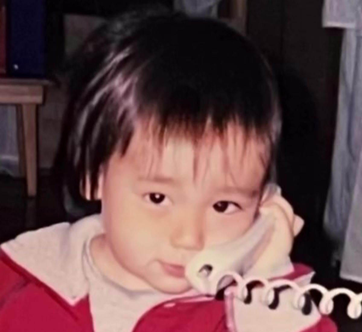 電話を握る2歳の男の子→20年後、同じポーズで撮影すると……　驚きの現在に「いやかっこよすぎて、、、」「ずっと見てられる」（1/3） | ライフスタイル ねとらぼ