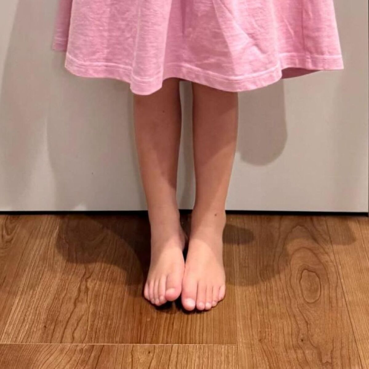 ママが2年前に買ったTシャツ→4歳娘が今、着たら……　まさかの着こなしに「天才やん」「売ってたら絶対買う」 | ライフスタイル ねとらぼ