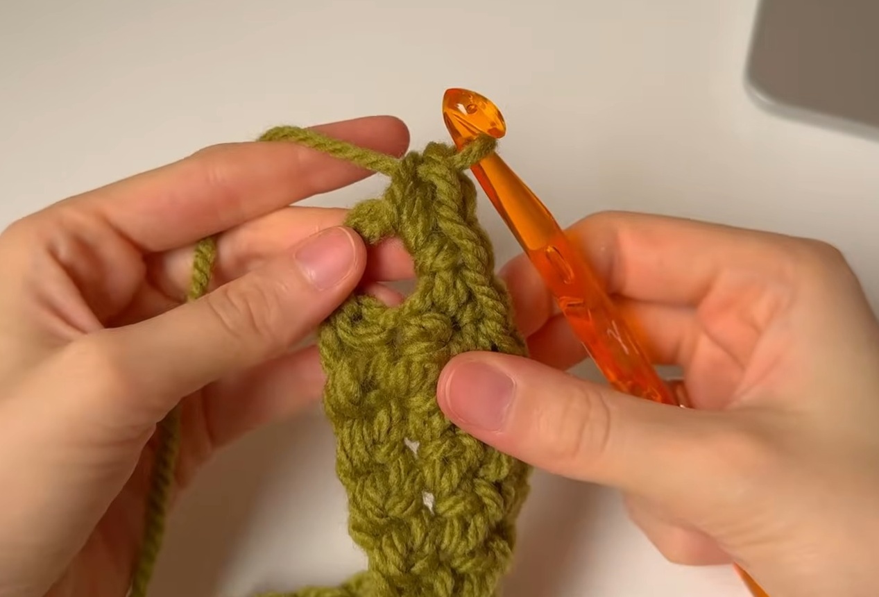 極太かぎ針で“秋色の毛糸”をギザギザに編むと……「わぁっ」　「絶対これ作る！」　季節感たっぷりな完成品が話題【海外】（1/3） | ハンドメイド ねとらぼ