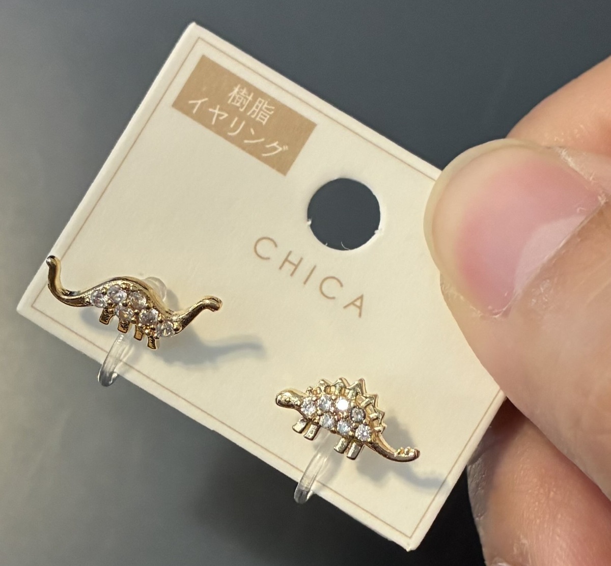 スリコの恐竜イヤリング、意外な場所に付けてみると……「わわ！めちゃくちゃいい！」　目からウロコの使い方に「天才ですか…！」「欲しい」【3COINS】（1/3） | ライフスタイル ねとらぼ