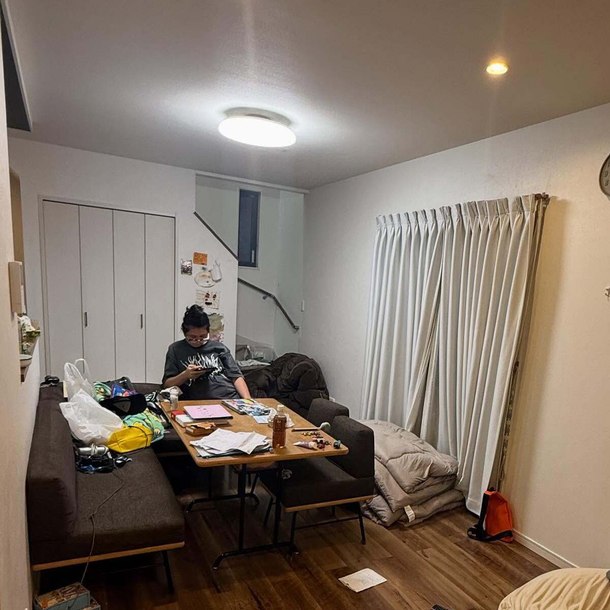 散らかったリビングの写真→妻がAIで加工したら、夫に異変が……　衝撃の仕上がりに「声出たw」「怖いよぉ」 | ライフスタイル ねとらぼ