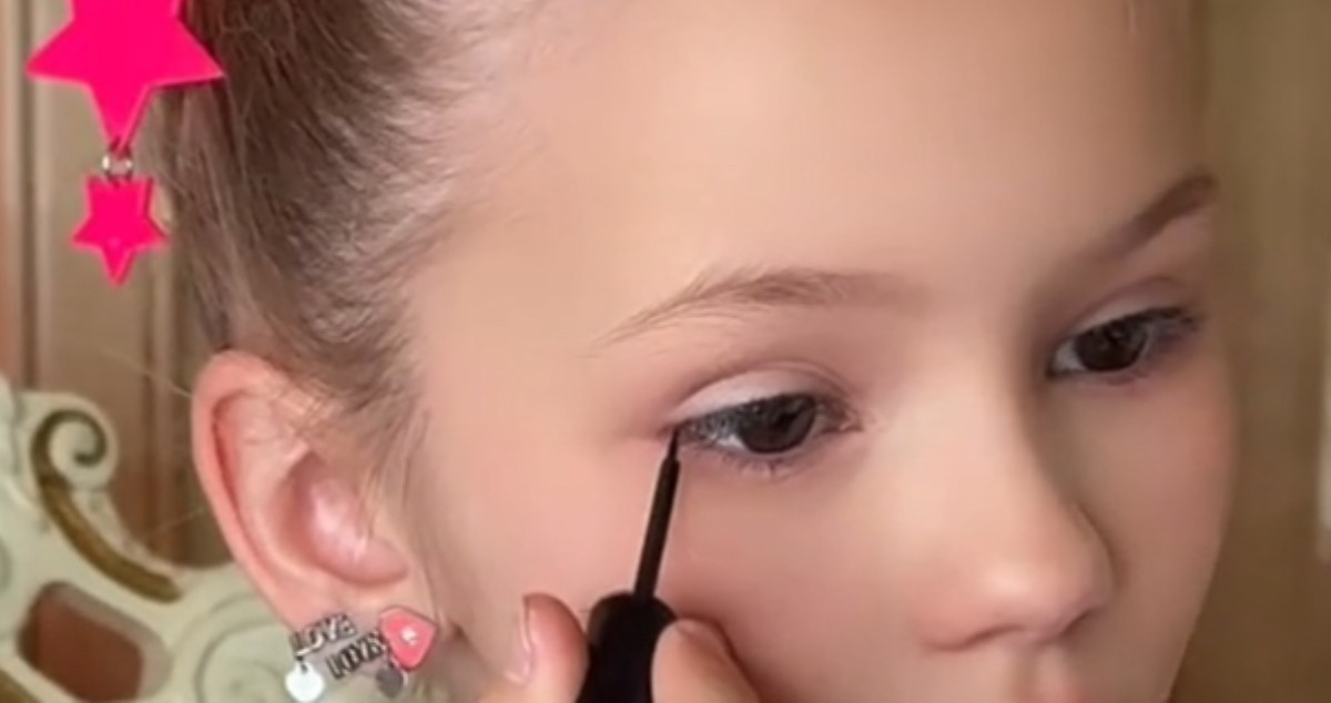 9歳のあどけない少女→自分でアイラインを引いたら……「信じられない」　衝撃の変化に「どういうことなの」「なんて完璧なんだ」【海外】（1/2） | 美容 ねとらぼ