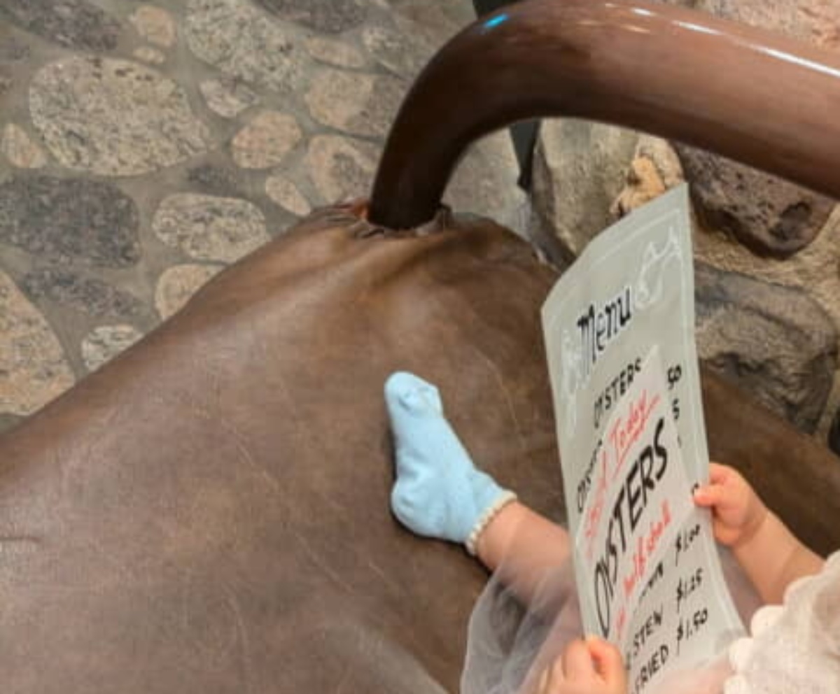 1歳女の子がディズニーデビュー→1年後、同じ場所で……　「すごい、センスいい！」「涙でてきた」たまらん姿が161万表示（1/3） | ディズニー ねとらぼ