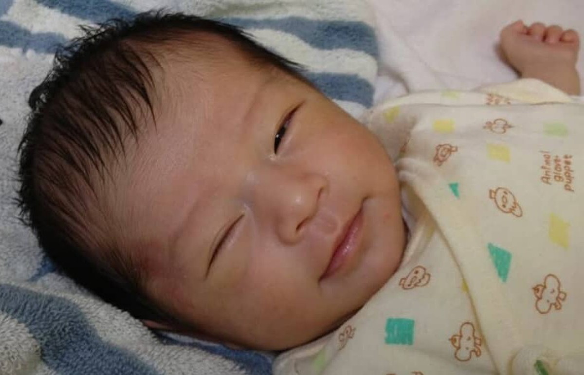 ウインクする赤ちゃん→12年後にはまさかの……　とんでもない成長に「ひゃーイケメン」「ずっと全盛期ですね」「まってください」（1/3） | 育児 ねとらぼ