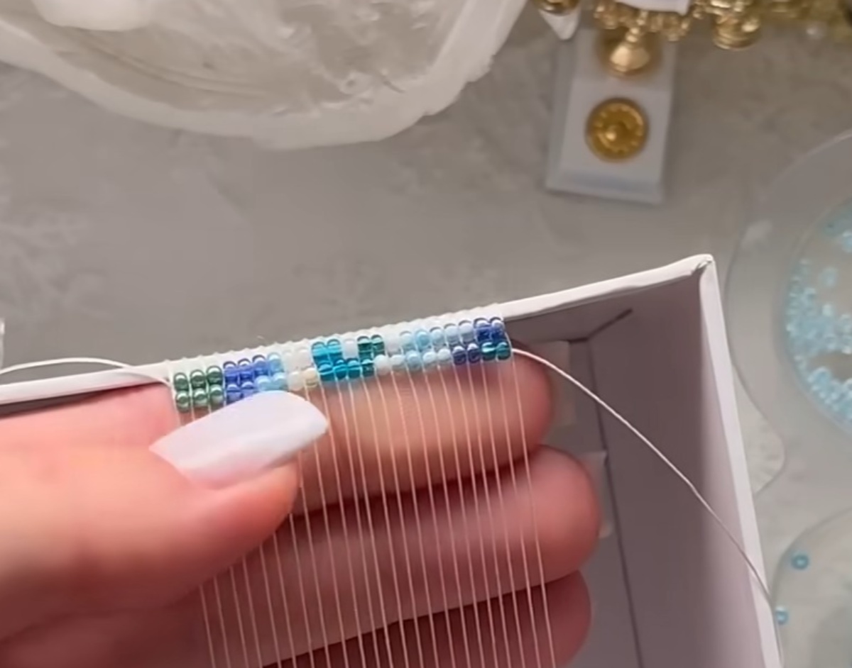 空き箱に糸をグルグル巻いて、青色ビーズを通したら……「わぁああ」「天才！」“ゴッホの名作”完全再現が1317万再生【海外】（1/3） | ハンドメイド ねとらぼ