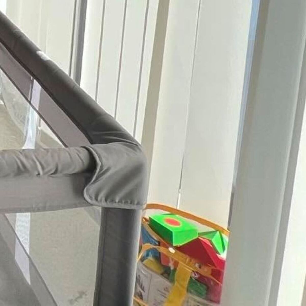 ベビーサークルを買ったママ→リビングに設置したら……　まさかの光景に「死ぬほど笑った」「逆に良いのでは？」 | ライフスタイル ねとらぼ