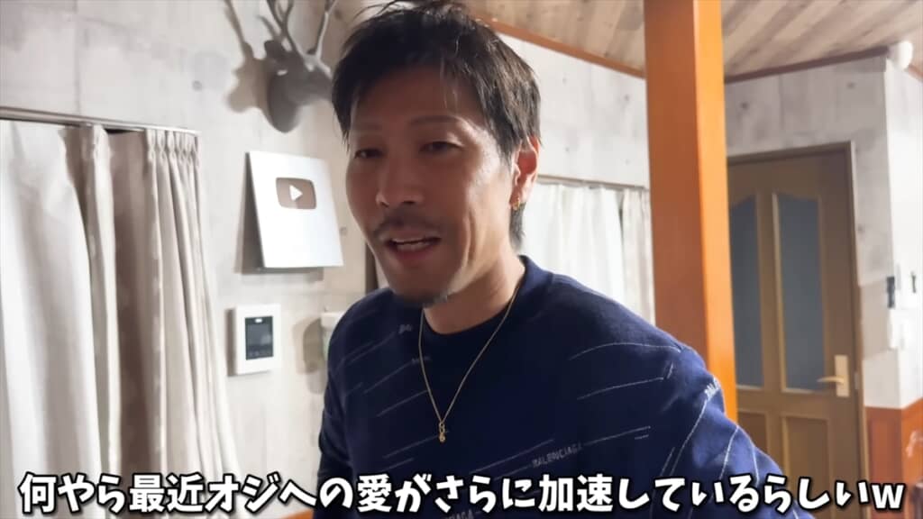 人間と一緒に暮らすペンギンの愛情表現